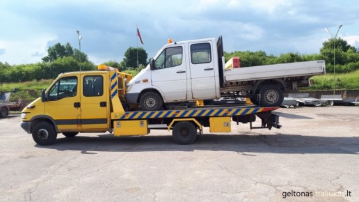 Sugedusio automobilio pervežimas traliuku