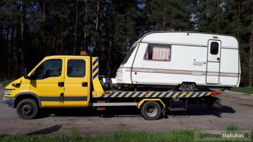 Avarinė pagalba kelyje – automobilio krovimas į tralą