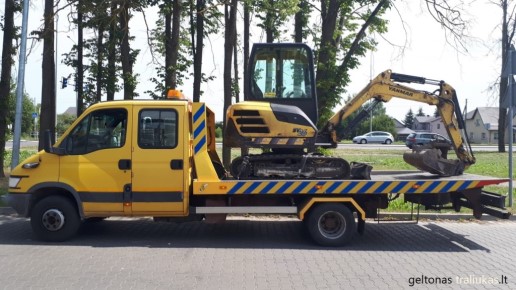 Mikroautobuso pervežimas geltonu traliuku